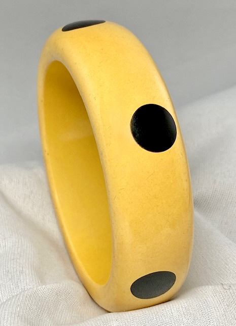 BB249 corn with black up and down dots bakelite bangle